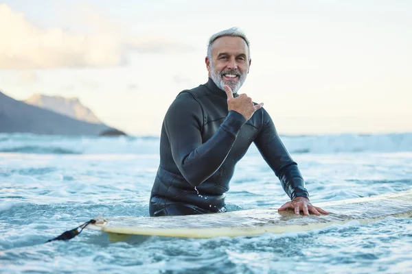 Idősebb Ember Szörfözik Hawaii Strandján Szörf Kultúra Kéz Jel Egészséges — Stock Fotó