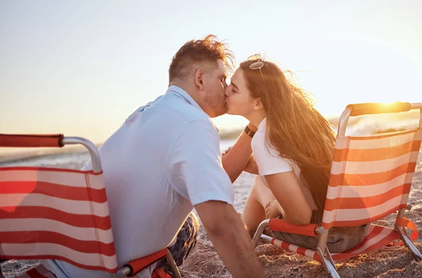 Para Pocałunek Plaża Mężczyzną Kobietą Całującymi Się Podczas Wspólnej Randki — Zdjęcie stockowe