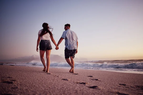 Miłość Trzymanie Się Ręce Para Spacerująca Plaży Relaksują Się Łączą — Zdjęcie stockowe