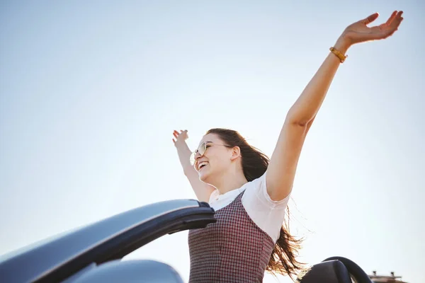 운전을 축하하는 여름의 하늘에서 여성들은 자유와 행복을 응원하는 소녀는 여행이나 — 스톡 사진