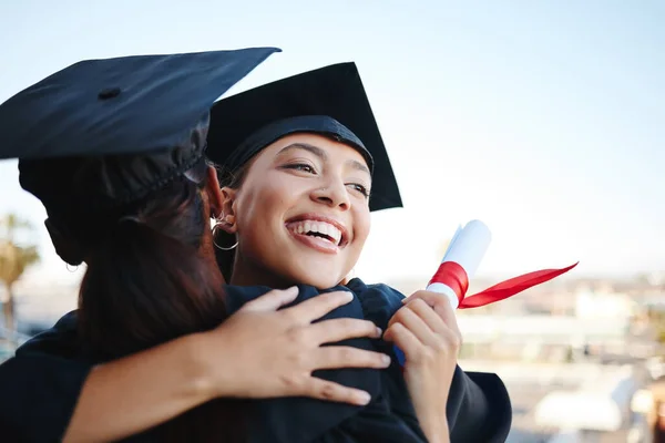 在大学校园里 与女生朋友拥抱在一起 庆祝他们的成功或资格 与一位女性和一位朋友拥抱在一起的大学 研究生和奖学金 — 图库照片