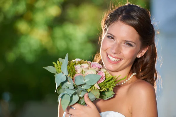 結婚式の日に光る バラの花束を持っている可愛い花嫁の肖像画とカメラで笑顔 — ストック写真