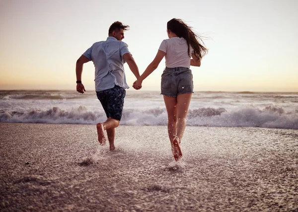 Couple Beach Running Holding Hands Waves Sunset Romantic Holiday Love — Stock Photo, Image