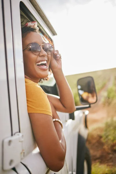 Campo Viagem Viagem Carro Mulher Negra Com Óculos Sol Retrato — Fotografia de Stock