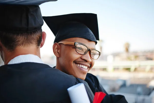 Gelukkige Afgestudeerde Afgestudeerde Knuffel Met Geluk Felicitaties Outdoor Glimlach Universiteit — Stockfoto