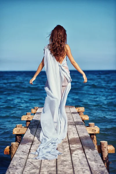 Olhando Para Oceano Visão Traseira Uma Jovem Mulher Andando Molhe — Fotografia de Stock