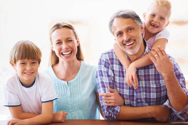 Son Una Familia Feliz Retrato Una Familia Cuatro Personas Sentadas — Foto de Stock