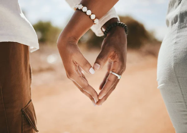 Cuplu Mâini Inimă Dragoste Bunătate Încredere Sprijin Împreună Aer Liber — Fotografie, imagine de stoc