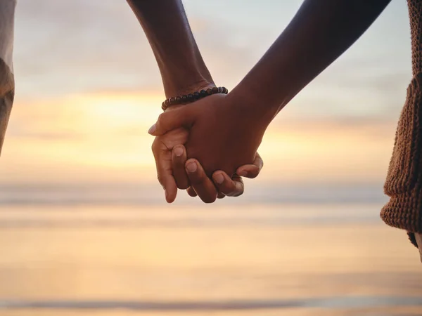 Tillit Kärlek Och Hålla Hand Med Par Vid Stranden Tillsammans — Stockfoto