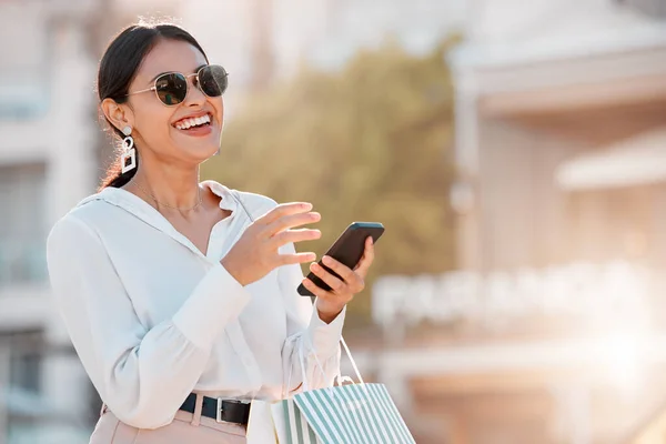 Moda Shopping Borsa Con Donna Telefono Social Media Vendita Vendita — Foto Stock