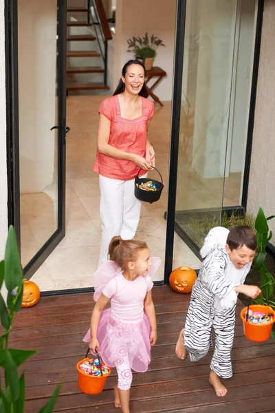 Dont Eat Them All Once Two Happy Kids Leaving House — Stock Photo, Image