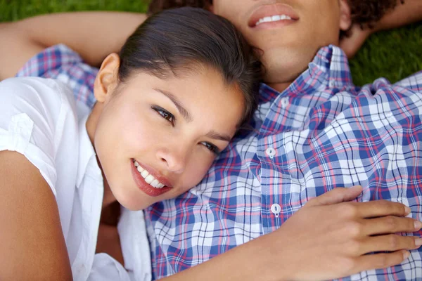 Drömmer Vacker Framtid Ett Lyckligt Ungt Par Som Ligger Tillsammans — Stockfoto
