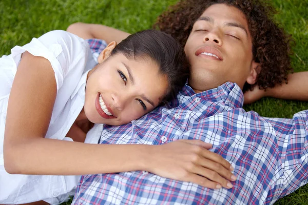 Est Celui Faut Jeune Couple Heureux Couché Ensemble Sur Pelouse — Photo