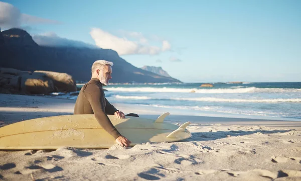 Занимайтесь Серфингом Расслабляйтесь Пожилой Человек Пляже Занятий Спортом Серфингом Веселыми — стоковое фото