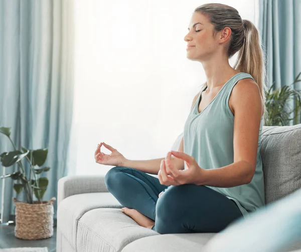 Meditasyon Yoga Evdeki Kanepede Nilüferde Otururken Spor Sağlık Huzur Için — Stok fotoğraf