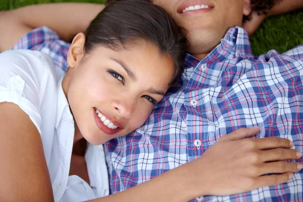 Voel Veilig Een Gelukkig Jong Stel Liggend Samen Het Gazon — Stockfoto