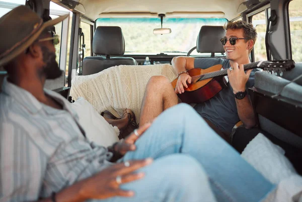 Amigos Viagem Carro Guitarra Van Drive Tocando Música Música Férias — Fotografia de Stock