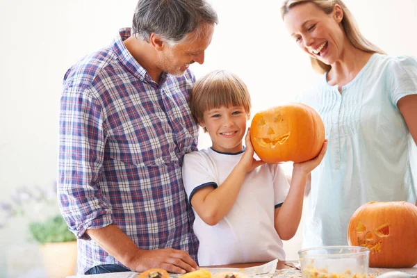 Orgoglioso Della Sua Scultura Zucca Ritratto Bambino Che Tiene Sua — Foto Stock