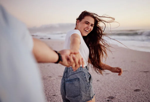 Feliz Mujer Mano Sosteniendo Playa Una Pareja Divirtiéndose Junto Con — Foto de Stock