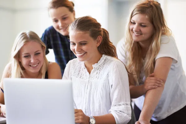 Acompanhar Mídias Sociais Durante Intervalo Grupo Adolescentes Trabalhando Juntas Laptop — Fotografia de Stock