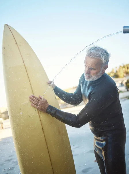 Alter Mann Strand Und Surfer Putzen Surfbrett Surfen Mexiko Sommerurlaub — Stockfoto