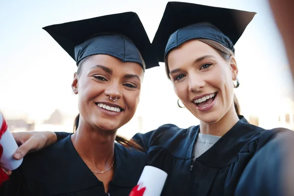 Mezuniyet Sertifika Öğrencilerin Selfie Üniversite Başarısı Başarı Veya Eğitim Diploması — Stok fotoğraf
