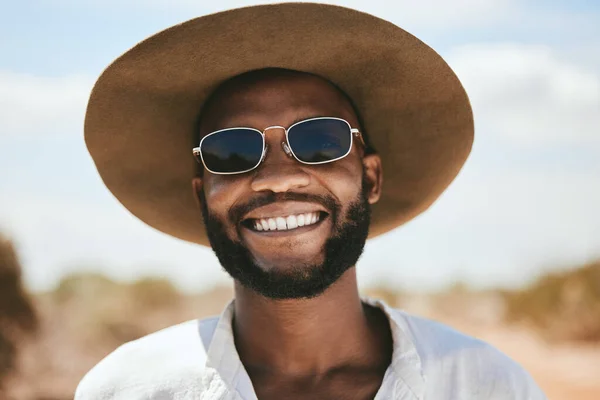 ハッピーマン 肖像画やサファリは南アフリカで探索する休暇 休日や冒険のために屋外で旅行します 夏の観光のための顔 笑顔と若い黒の人の帽子 サングラスとクールなファッション — ストック写真