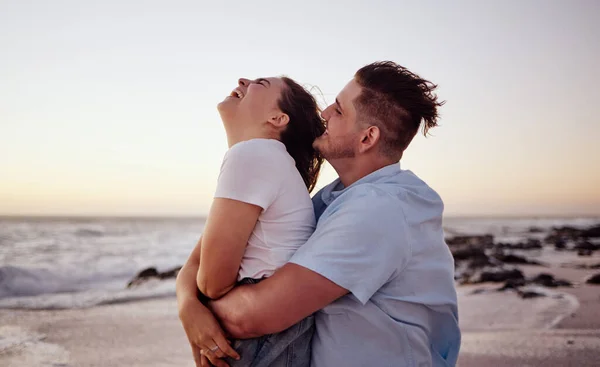 夕阳西下 爱情和年轻夫妇在海滩上欢欢喜喜地度蜜月 在佛罗里达州迈阿密的浪漫假期里 男人与女人拥抱和玩耍 — 图库照片