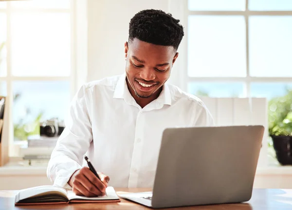 Internet Laptop Zwarte Man Schrijven Notebook Gelukkige Freelance Werknemer Afrikaanse — Stockfoto