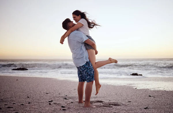 Szczęśliwa Para Plaży Podnieść Przytulić Aby Uczcić Miłość Romantyczny Zachód — Zdjęcie stockowe