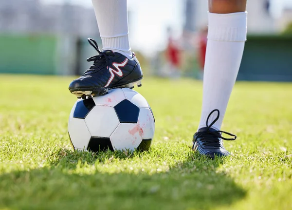 サッカー ボールやフィットネス スポーツや健康の訓練のための芝生の上で選手の靴 ウェルネス ゲームのためのサッカー選手とモチベーション トレーニング — ストック写真
