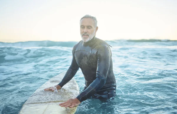 Szörfözés Óceán Idősek Úsznak Deszkával Tengerkék Hullámokban Reggeli Égi Makettben — Stock Fotó