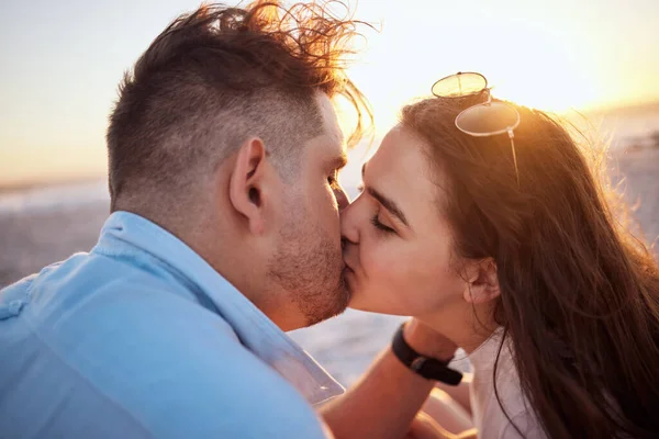 Küssen Liebespaar Und Sonnenuntergang Strand Entspannen Und Pause Machen Gemeinsamen — Stockfoto