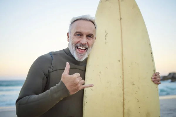 Hombre Mayor Con Tabla Surf Sonrisa Playa Feliz Atardecer Con — Foto de Stock
