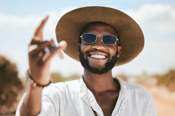 Señal Mano Roca Hombre Negro Gafas Sol Pie Camino Tierra — Foto de Stock