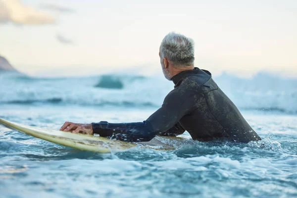 Água Prancha Surfista Surfando Ondas Praia Férias Tailândia Durante Nascer — Fotografia de Stock