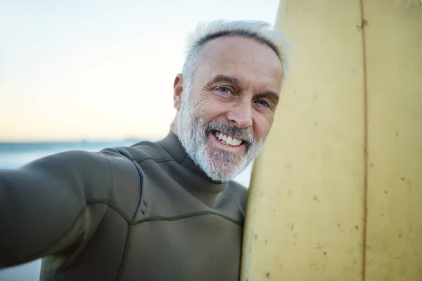 Strand Selfie Und Glücklicher Senior Surfer Ruhestand Mit Surfbretttraining Meer — Stockfoto