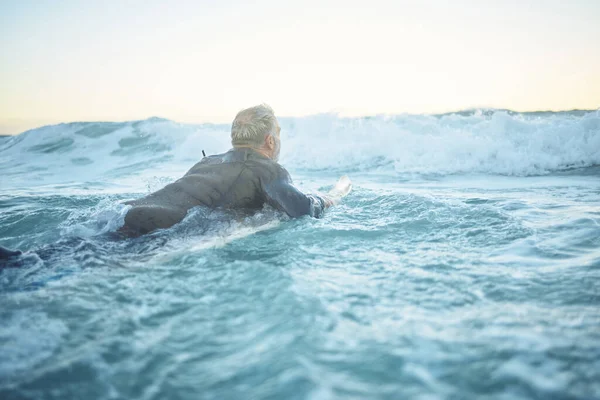 Surf Havs Och Vattensporter Med Mogen Man Som Surfar Simmar — Stockfoto