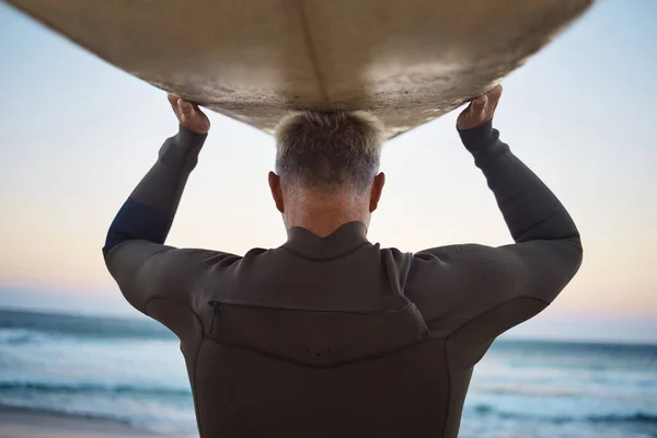 Surfare Med Surfbräda Innan Surfing Och Havsvågor Naturen Utomhus Extrema — Stockfoto