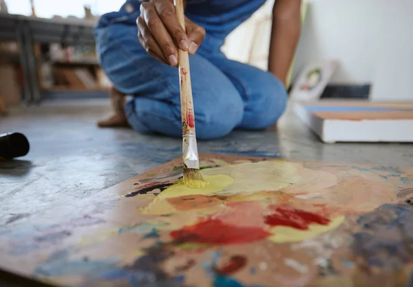 Artista Mulher Pintura Pincel Chão Estúdio Arte Sendo Criativo Trabalhando — Fotografia de Stock