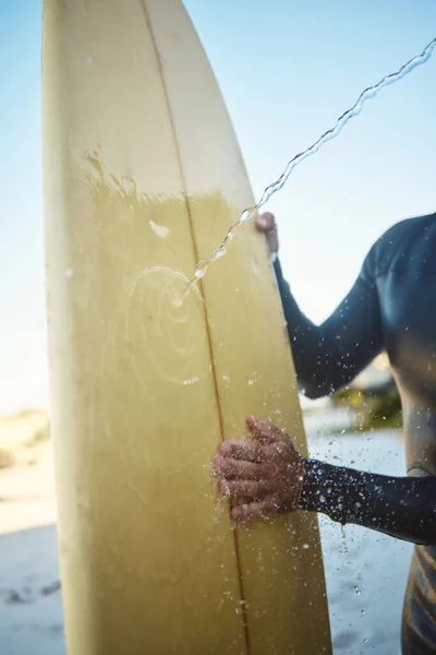 Praia Surf Homem Limpando Uma Prancha Durante Férias Oceano Austrália — Fotografia de Stock