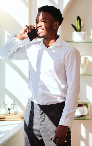 Komunikace Šťastný Černý Muž Telefonní Síť Mluvit Startup Společnosti Kanceláři — Stock fotografie
