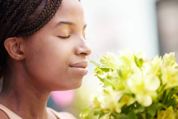Schwarze Frau Blumen Und Duft Glücklich Zufrieden Und Entspannen Gesicht — Stockfoto