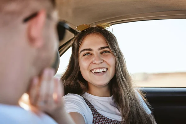 Paar Auf Roadtrip Liebe Und Fürsorge Reisen Auto Mit Lächeln — Stockfoto