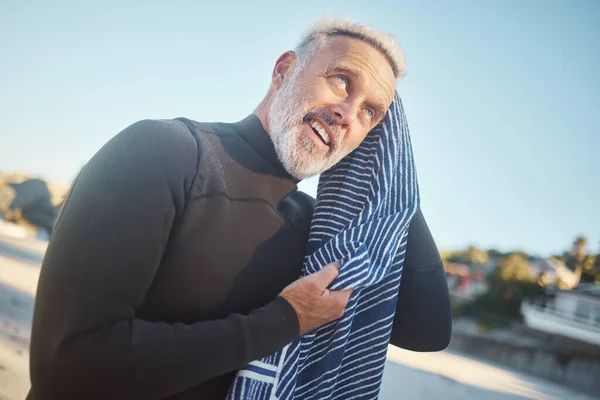 Surfista Asciugamano Nuoto Con Uomo Anziano Asciugare Capelli Dopo Una — Foto Stock