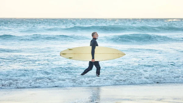 Surf Vagues Surfeur Homme Marchant Sur Une Plage Avec Une — Photo