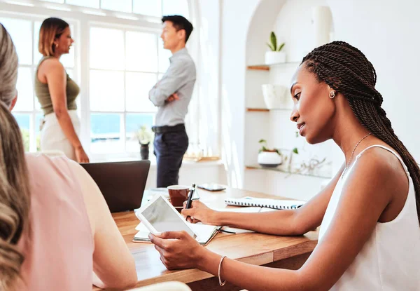 Tablet Escritura Investigación Con Una Diseñadora Negra Que Trabaja Escritorio — Foto de Stock