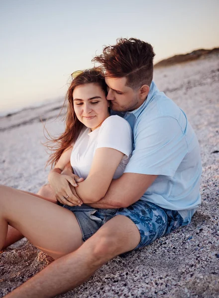 放松和拥抱爱在海滩上坐着 一起在户外享受时光 在哥斯达黎加的一个沙滩上 年轻男人抱着女人放松 谈情说爱 — 图库照片