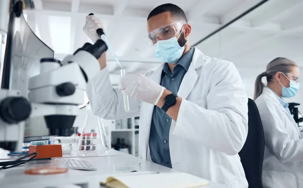 Covid Labormaske Und Impfstoffforscher Mit Reagenzglas Der Medizinischen Einrichtung Entwicklung — Stockfoto
