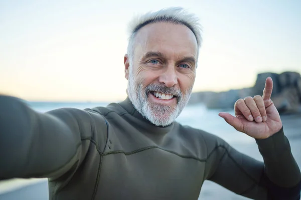Strand Selfie Und Ein Glücklicher Älterer Surfer Wochenendmorgen Wasser Freiheit — Stockfoto